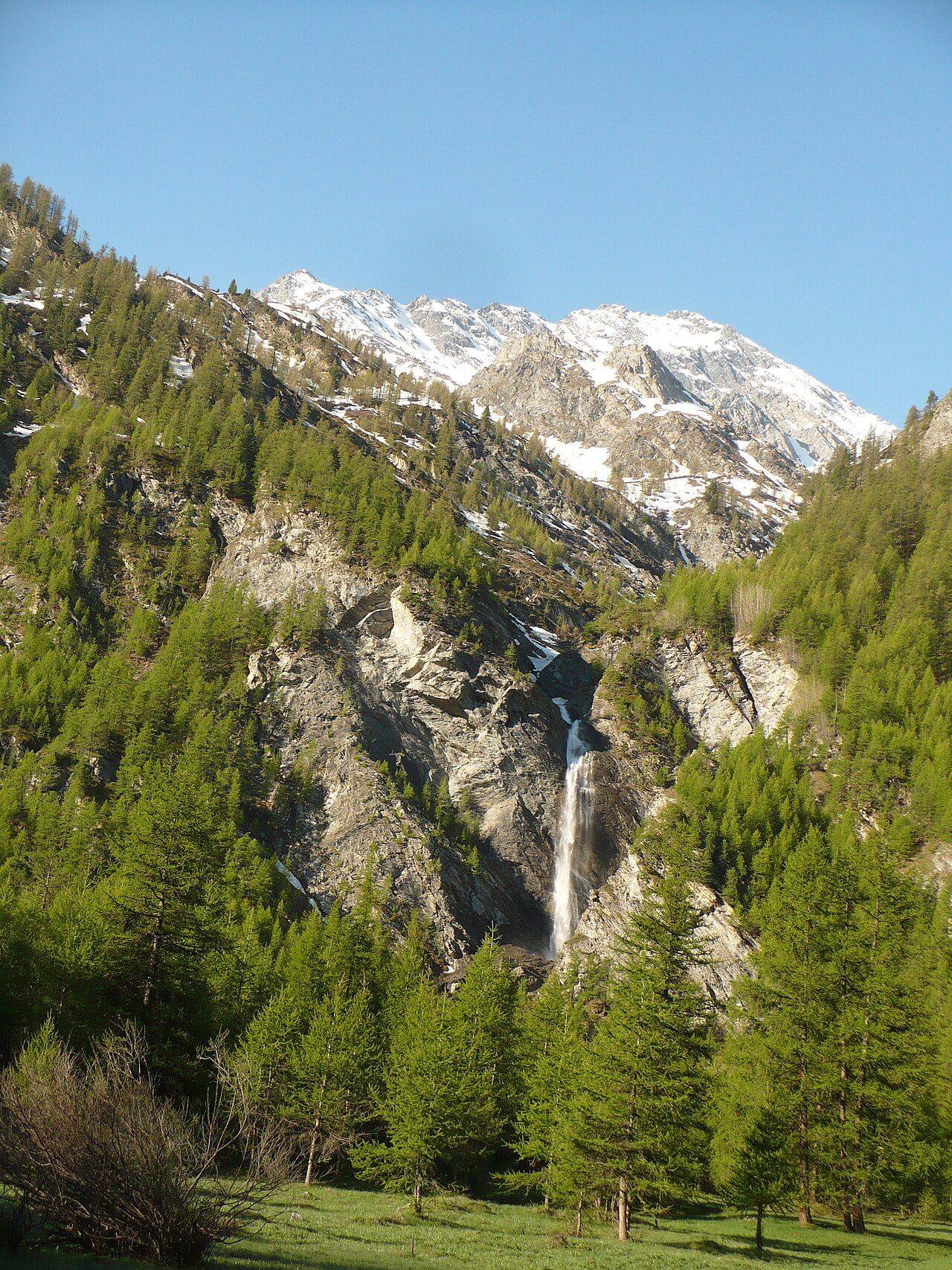 Una delle cascate che scendono dai versanti