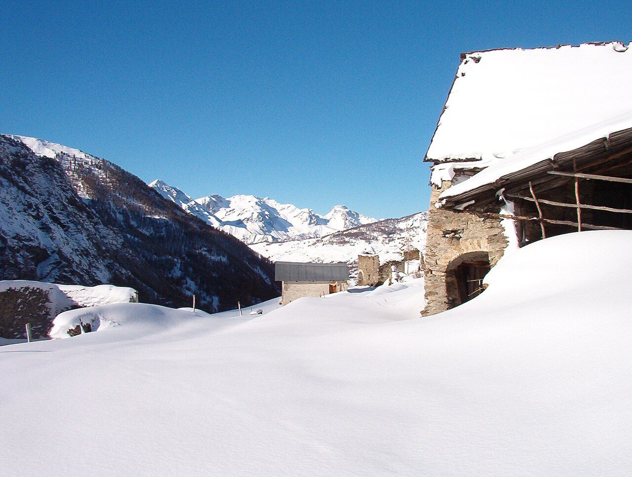 Inverno: grange in pietra sotto la neve